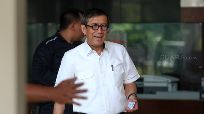 Menteri Hukum dan HAM (Menkumham) Yasonna Laoly berjalan keluar usai menjalani pemeriksaan di gedung KPK, Jakarta, Selasa (25/6). [Suara.com/Arief Hermawan P]