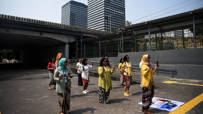 Sejumlah perempuan yang tergabung dalam Gerakan Nasional #SelasaBerkebaya melakukan kampanye berkebaya di Stasiun MRT Dukuh Atas, Jakarta, Selasa (25/6). ANTARA FOTO/Galih Pradipta