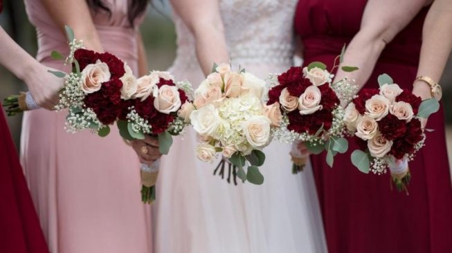 Viral Jadi Bridesmaid di Nikahan Mantan, Cewek Ini Bikin Warganet Salut