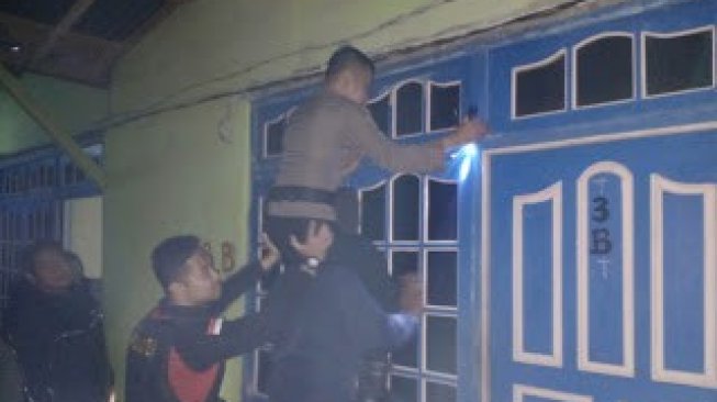 Aksi polisi panjat kamar penginapan saat operasi pekat