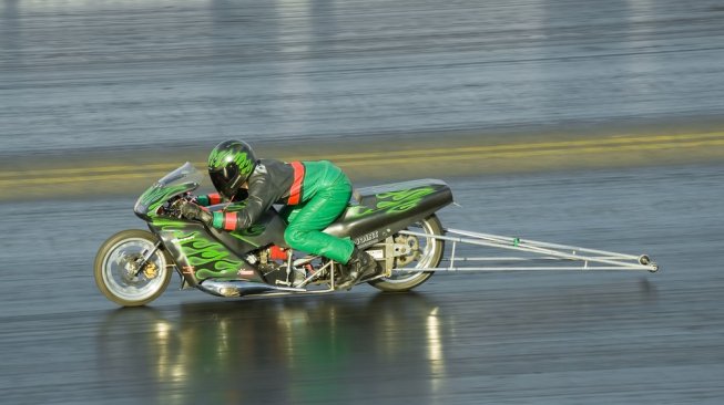 Seorang dragracer tengah beraksi di atas dragbike di Northamptonshire, Inggris. Sebagai ilustrasi [Shutterstock].