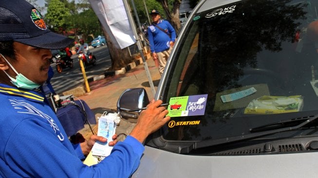 Petugas melakukan pemerikasaan emisi gas buang kendaraan di halaman parkir Taman Makam Pahlawan (TMP) Kalibata, Jakarta, Selasa (25/6). [Suara.com/Arief hermawan P]