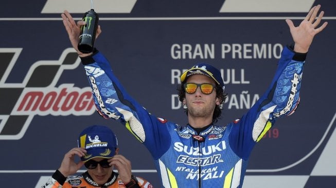 Pebalap Suzuki, Alex Rins, merayakan keberhasilannya naik podium kedua MotoGP Spanyol di Sirkuit Jerez setelah Marc Marquez (kiri/Repsol Honda), Minggu (5/5/2019). [AFP/Jorge Guerrero]