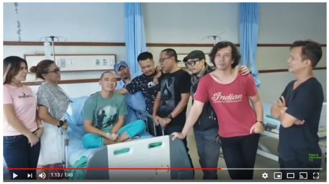 Agung Hercules disuntik semangat oleh para sahabatnya. [YouTube/Agung Hercules TV]