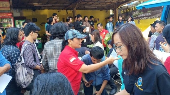 Polisi saat menggelar tes urine di dalam area kampus UNAS. (dok. polisi).