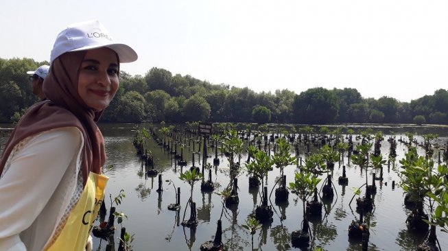 Pertama Kali Tanam Mangrove, Shireen Sungkar Antusias Pelajari Manfaatnya