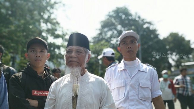 Eks Penasihat KPK Abdullah Hehamahua saat memimpin aksi demo MK di Patung Kuda. (Suara.com/Yasir)