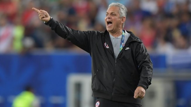 Pelatih Timnas Chile, Reinaldo Rueda, memberi instruksi dari touchline pada laga matchday 3 Grup C Copa America 2019 di Estadio Maracana, Rio de Janeiro, Selasa (25/6/2019) pagi WIB. [Carl DE SOUZA / AFP]