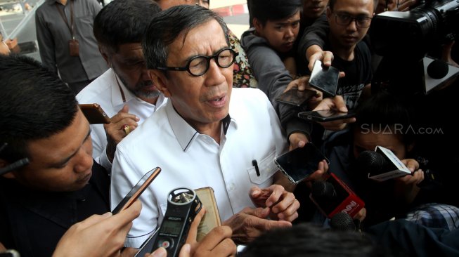 Menteri Hukum dan HAM (Menkumham) Yasonna Laoly memberikan keterangan kepada wartawan usai menjalani pemeriksaan di gedung KPK, Jakarta, Selasa (25/6). [Suara.com/Arief Hermawan P]  