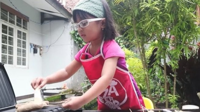 Dede Senja bikin Sosis Bakar bisa jadi kegiatan untuk anak isi liburan sekolah. (Youtube/Senja Firsta)