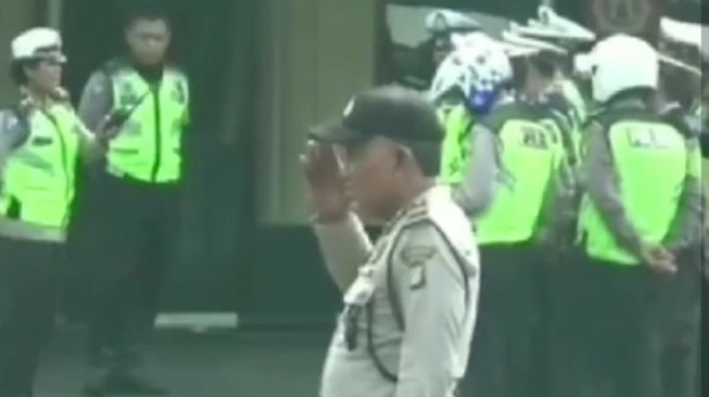 Viral Maki-maki Tukang Nasi Bebek, Polisi di Bekasi Disetrap Hormat Bendera