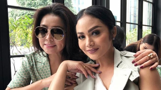 Krisdayanti Pose Bareng Mayangsari, Warganet Ribut Bahas Pelakor