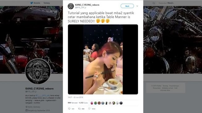 Postingan warganet, aksi table manner saat menikmati bakso. [Twitter]