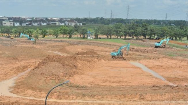 Pekerja menyelesaikan pembangunan sirkuit Motorcross Grand Prix (MXGP) di kawasan Jakabaring Palembang, Sumsel, Jumat (14/6/2019). Pembangunan sirkuit event motor cross dunia yang akan diikuti peserta dari 28 negara ini ditargetkan akan rampung pada akhir bulan ini. [ANTARA FOTO/Feny Selly/wsj].