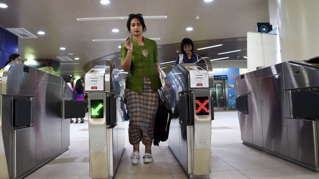 Sejumlah perempuan yang tergabung dalam Gerakan Nasional #SelasaBerkebaya melakukan kampanye berkebaya di Stasiun MRT Dukuh Atas, Jakarta, Selasa (25/6). ANTARA FOTO/Galih Pradipta