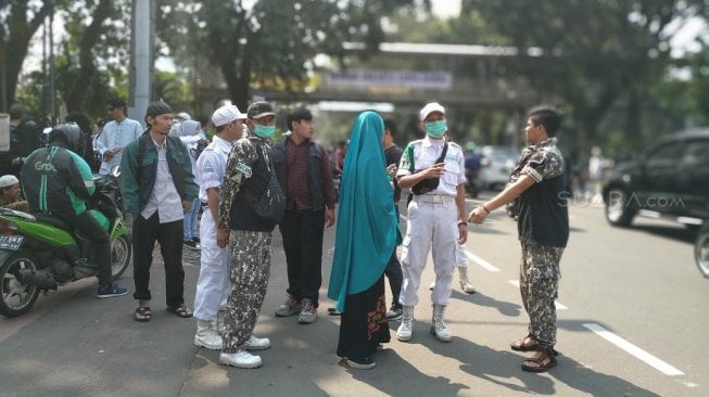 Polisi Cegah Emak-Emak Berjilbab Demo Mendekat ke Gedung MK