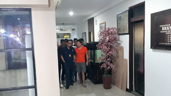 Jerry Aurum jelang rilis kepolisian di Polres Metro Jakarta Barat, Selasa (25/6/2019). [Ismail/Suara.com]