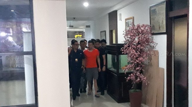 Jerry Aurum jelang rilis kepolisian di Polres Metro Jakarta Barat, Selasa (25/6/2019). [Ismail/Suara.com]