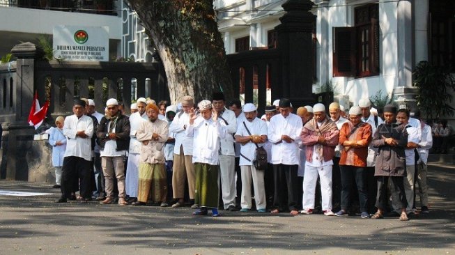 Jelang Putusan MK, Massa Berbaju Putih Gelar Salat Gaib di DPRD Kota Malang