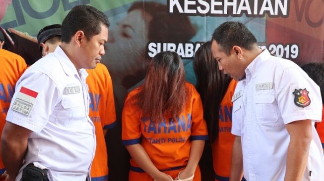 Subdit VI Tipidter Ditreskrimsus Polda Jatim saat rilis kasus aborsi. (Suara.com/Achmad Ali)