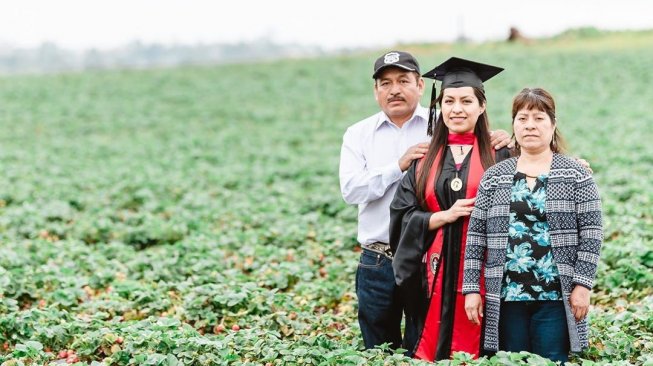 Anak Buruh Tani, Wanita Ini Foto Wisuda Bersama Orangtuanya di Ladang Buah