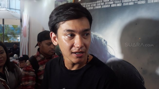 Adipati Dolken saat ditemui di kawasan Warung Buncit Raya, Jakarta Selatan, Rabu (26/6/2019). [Ismail/Suara.com]