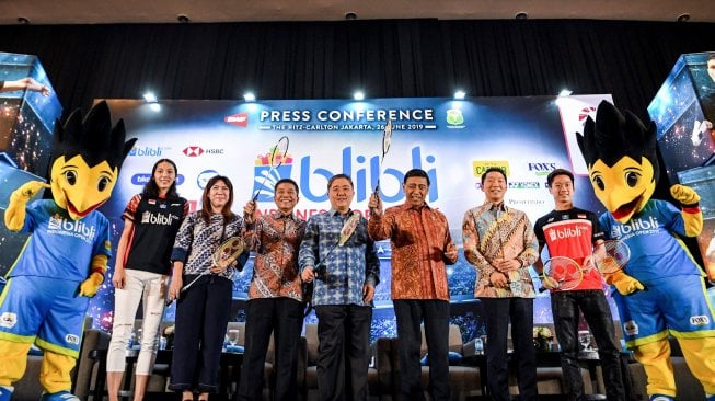 Ketua Umum PP PBSI Wiranto (keempat kanan) bersama Ketua Panitia Pelaksana Blibli Indonesia Open 2019 Achmad Budiharto (keempat kiri), Chief Executive Officer Blibli.com Kusumo Martanto (tengah), Kepala Bidang Pembinaan dan Prestasi PP PBSI Susy Susanti (ketiga kiri), atlet bulutangkis Indonesia Kevin Sanjaya (kedua kanan) dan Gloria Widjaja (kedua kiri) berpose memegang raket saat konferensi pers jelang Blibli Indonesia Open 2019 di Jakarta, Rabu (26/6/2019). ANTARA FOTO/Hafidz Mubarak A