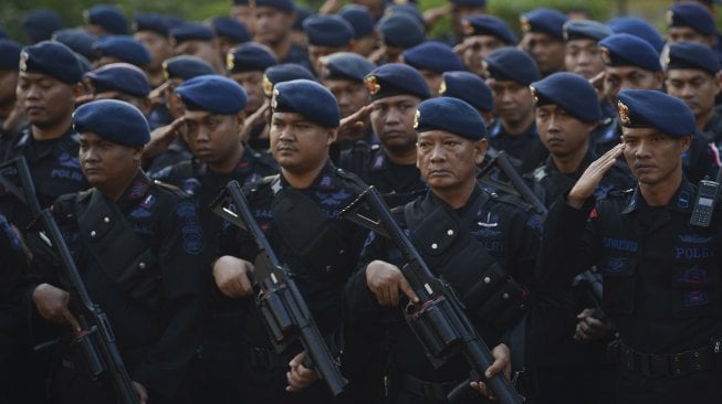 Personel Brimob Polri bersiap melakukan pengamanan di sekitar Gedung Mahkamah Konstitusi (MK), Jakarta, Rabu (26/6). ANTARA FOTO/Nova Wahyudi