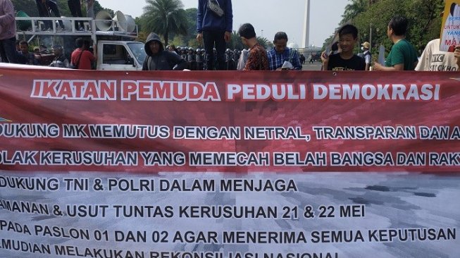 Tiga kelompok di luar massa FPI cs berdemo di kawasan Patung Kuda. (Suara.com/Fakhri).