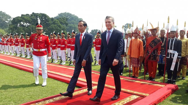 Presiden Joko Widodo berjalan bersama Presiden Argentina Mauricio Macri di Istana Bogor, Rabu (26/6). [Suara.com/Ummi Hadyah Saleh]