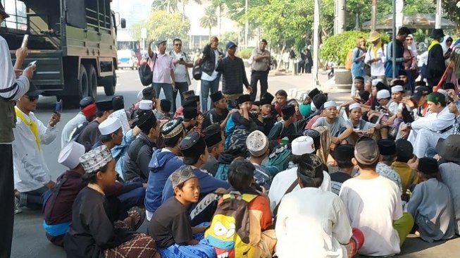 Massa Santri Jawa Barat Ikut Ramaikan Tahlil Akbar 266 di Depan Gedung MK