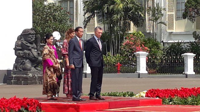 Presiden Joko Widodo didampingi Ibu Negara Iriana Joko Widodo menerima kunjungan Presiden Argentina Mauricio Macri dan istri Juliana Awada di Istana Bogor, Rabu (26/6). Suara.com/Ummi Hadyah Saleh]