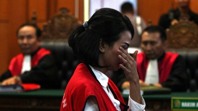 Terdakwa kasus dugaan penyebaran konten asusila Vanessa Angel berjalan di depan majelis hakim usai menjalani sidang putusan di Pengadilan Negeri (PN) Surabaya, Jawa Timur, Rabu (26/6). ANTARA FOTO/Moch Asim