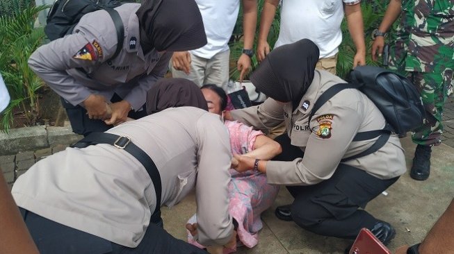 Pakai Daster Pink, Emak-emak di Gedung MK Mau Bunuh Diri dan Ketemu Jokowi