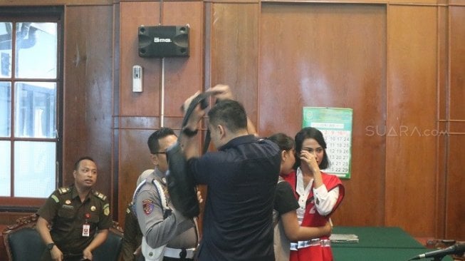 Vanessa Angel menangis setelah mendengar vonis hakim PN Surabaya. (Suara.com/Achmad Ali).