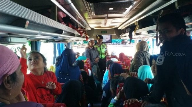 Aparat Polres Malang gelar razia untuk mengantisipasi pengerahan massa ke MK. (Suara.com/Aziz R)