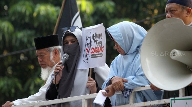 Sejumlah massa yang berasal dari Persaudaraan Alumni (PA) 212 berunjuk rasa di sekitar Patung Kuda, Monas, Rabu (26/6). Dalam aksi yang berlangsung damai tersebut, mereka meminta Mahkamah Konstitusi (MK) memberikan keputusan seadil-adilnya dalam sidang sengketa perselisihan hasil pemilihan umum (PHPU) yang akan digelar Kamis (27/6). [Suara.com/Arief Hermawan P]