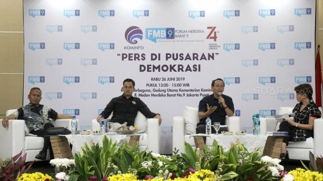 Ketua PWI Atal S Depari (kiri) bersama Ketua KPI Yuliandre Darwis (kedua kiri) dan Ketua Komisi Hubungan Antar Lembaga Dewan Pers Agus Sudibyo (kedua kanan) berdialog dalam kegiatan diskusi dan jumpa pers Kominfo Forum Merdeka Barat (FMB 9) di Kantor Kementerian Komunikasi dan Informasi (Kominfo), Jakarta, Rabu (26/7). [Suara.com/Arief Hermawan P]