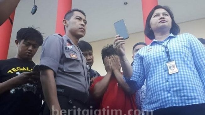 Hendro, tersangka pencabulan terhadap putri kandung. (Beritajatim.com)