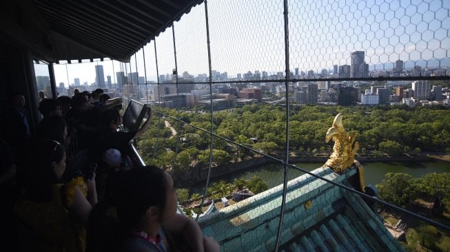 Wisatawan melihat pemandangan Kota Osaka dari puncak menara utama Istana Osaka di Distrik Chuoku, Osaka, Jepang, Selasa (25/6). ANTARA FOTO/Indrianto Eko Suwarso