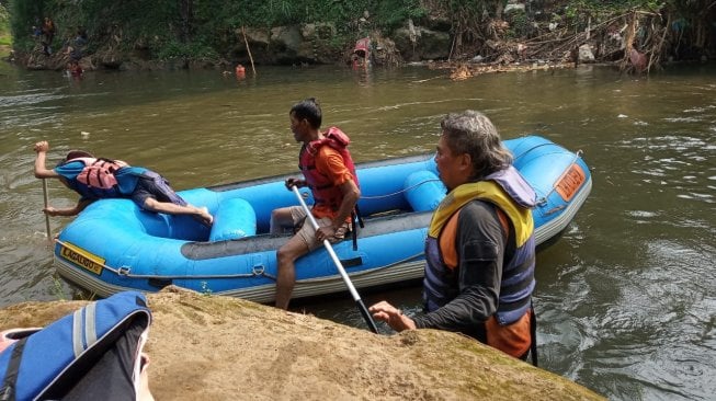 Satu Anak Korban Hanyut Ditemukan Tak Bernyawa di Dasar Sungai Ciliwung