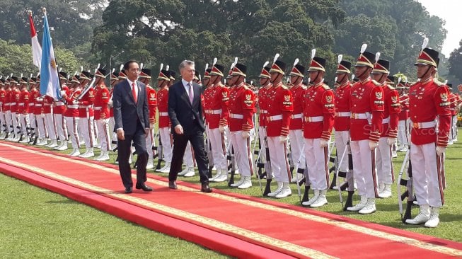 Presiden Joko Widodo berjalan bersama Presiden Argentina Mauricio Macri di Istana Bogor, Rabu (26/6). [Suara.com/Ummi Hadyah Saleh]