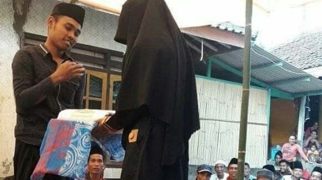 Bikin Geger, Pasangan Pengantin Ini Menikah dengan Mas Kawin Kain Kafan