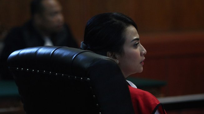 Terdakwa kasus dugaan penyebaran konten asusila Vanessa Angel menjalani sidang putusan di Pengadilan Negeri (PN) Surabaya, Jawa Timur, Rabu (26/6). ANTARA FOTO/Moch Asim