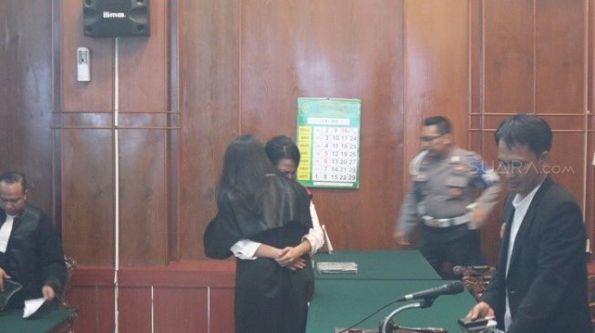 Vanessa Angel menangis setelah mendengar vonis hakim PN Surabaya. (Suara.com/Achmad Ali).