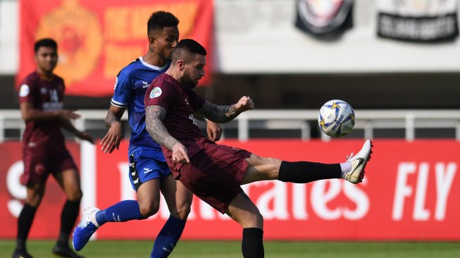 Pesepak bola PSM Makassar Aaron Evans (kanan) berebut bola dengan pesepak bola Becamex Binh Duong asal Vietnam Wander Luiz Diaz pada semi final leg kedua Piala AFC 2019 zona Asean di Stadion Pakansari, Bogor, Jawa Barat, Rabu (26/6/2019). ANTARA FOTO/Wahyu Putro A