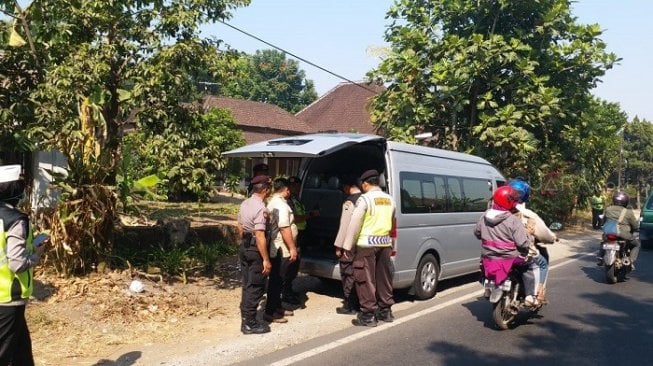 Aparat Polres Malang gelar razia untuk mengantisipasi pengerahan massa ke MK. (Suara.com/Aziz R)