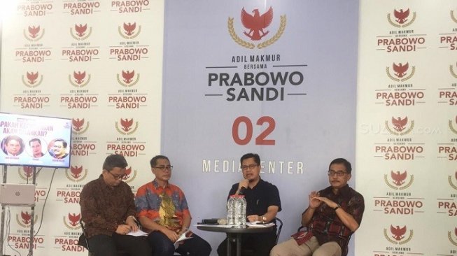 Tim Hukum Prabowo-Sandiaga dalam diskusi di Prabowo - Sandiaga Media Center. (Suara.com/Ria Rizki).