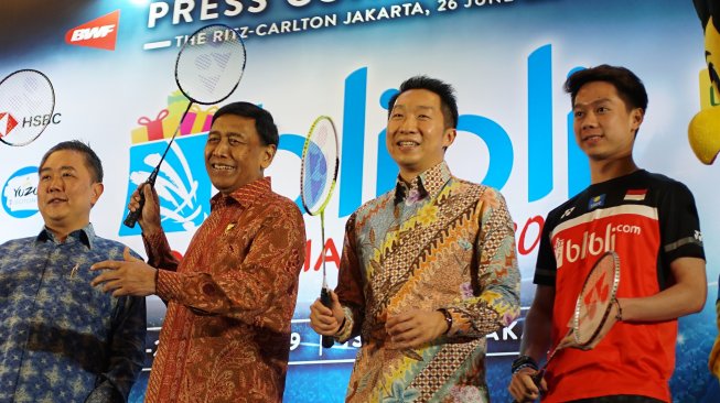 Pebulutangkis spesialis ganda putra Indonesia, Kevin Sanjaya Sukamuljo (kanan) di konferensi pers Indonesia Open 2019 di kawasan Sudirman, Jakarta, Rabu (26/6/2019). (Suara.com/Arief Apriadi) 