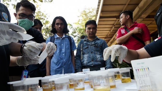 Mahasiswa dan Dosen melakukan tes urine saat patroli cipta kondisi gabungan P4GN di Universitas Nasional, Jakarta, Selasa (25/6). ANTARA FOTO/Galih Pradipta